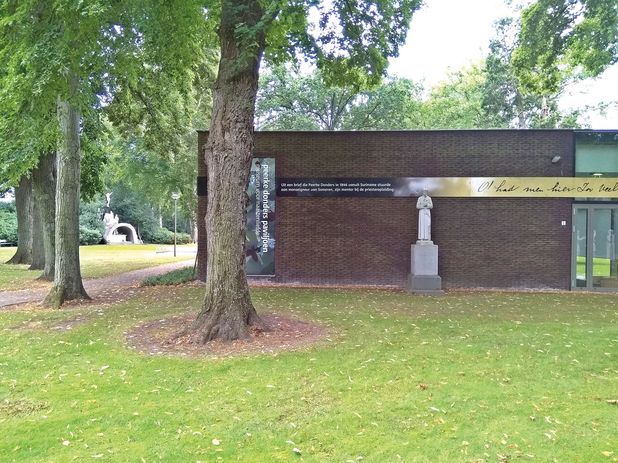 In het Peerke Donderspark kwam in 2009 het Peerkepaviljoen ‘Museum van Naastenliefde’